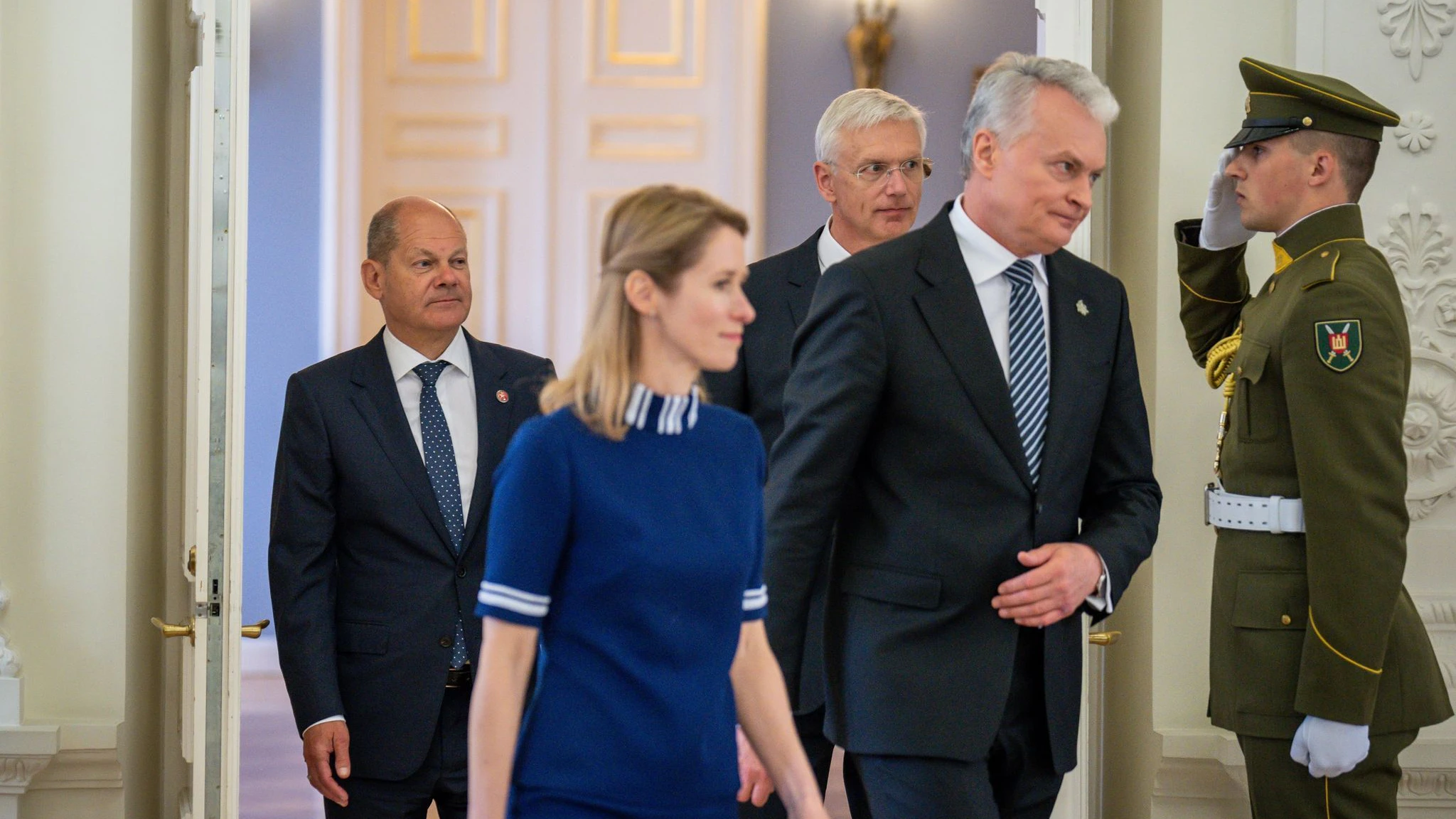 Bundeskanzler Olaf Scholz (l) traf Ministerpräsidentin Kaja Kallas (Estland), Präsident Arturs Krisjanis Karins (Lettland, M) und Präsident Gitanas Nauseda (Litauen) zu einem Gespräch.  