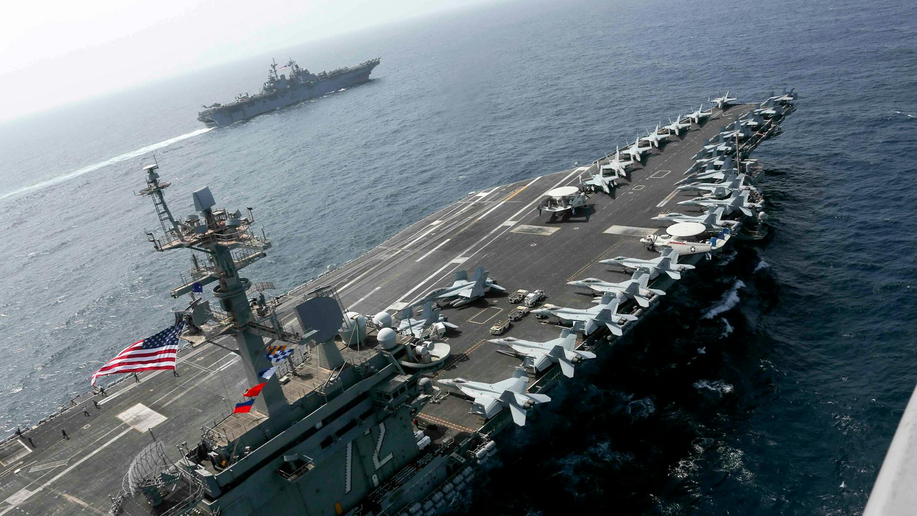 Der US-Flugzeugträger USS Abraham Lincoln sieht bedrohlich aus. Um militärische Eskalationen zu verhindern, halten die russischen und US-amerikanischen Verteidigungsministerien Kontakt.