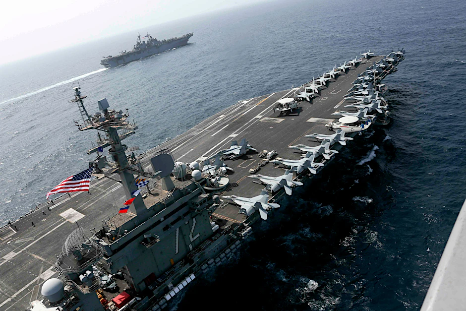Der US-Flugzeugträger USS Abraham Lincoln sieht bedrohlich aus. Um militärische Eskalationen zu verhindern, halten die russischen und US-amerikanischen Verteidigungsministerien Kontakt.
