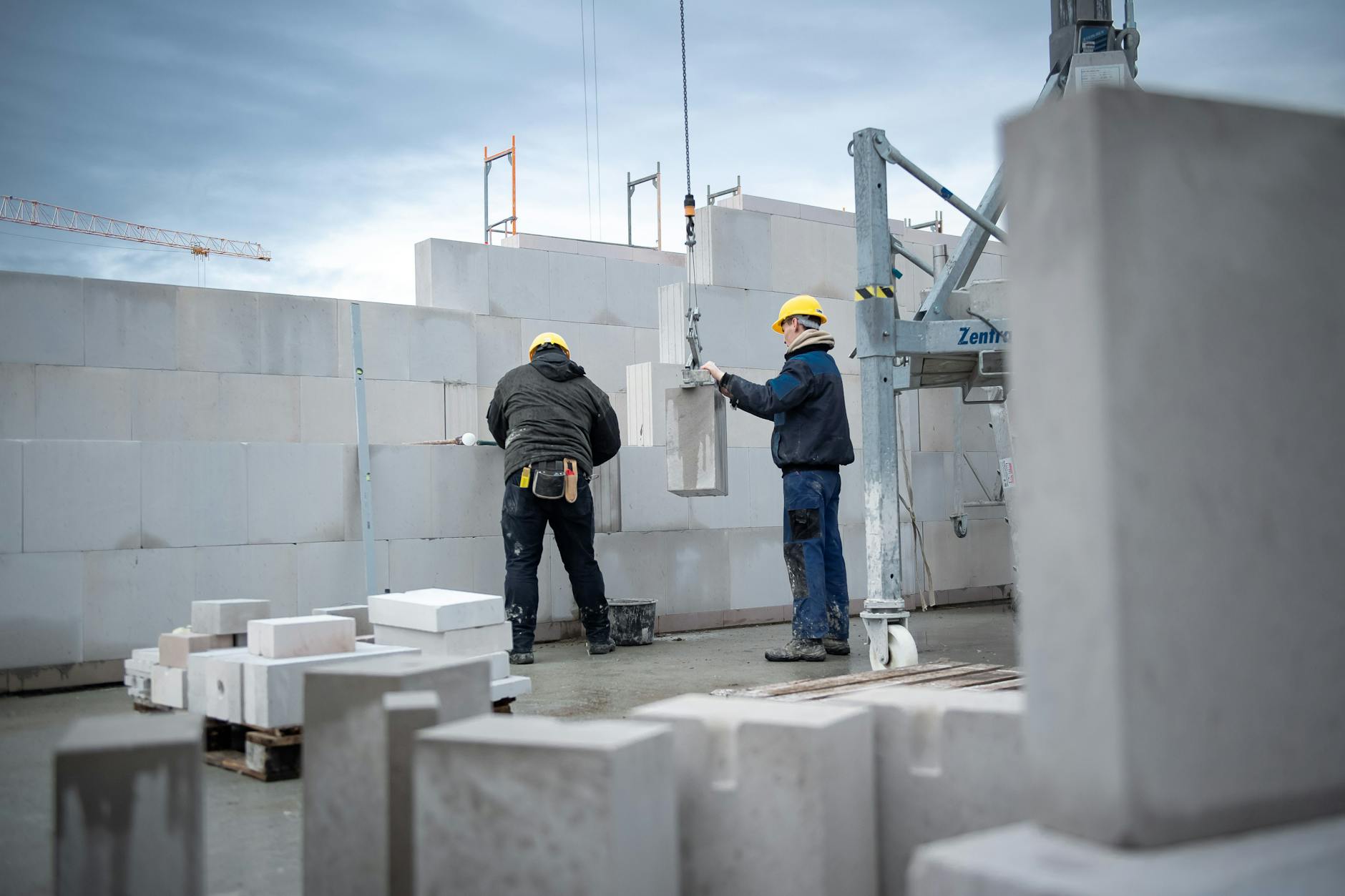 Bauarbeiter auf einer Baustelle.