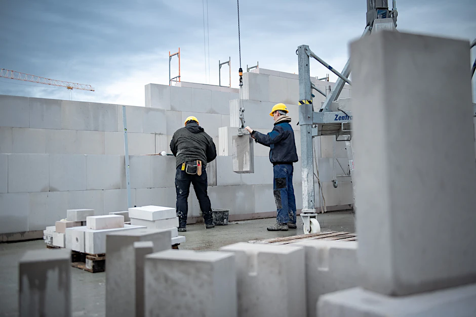 Bauarbeiter auf einer Baustelle.