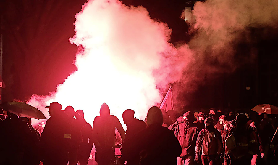Teilnehmer einer linken Demonstration zünden Pyrotechnik (Symbolbild).