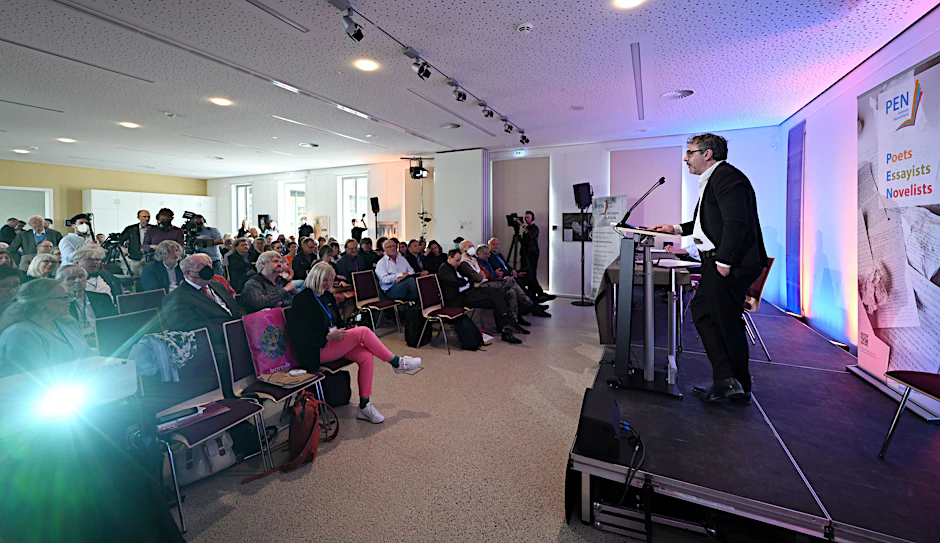 Deniz Yücel kurz vor seinem Rücktritt als Präsident der Schriftstellervereinigung PEN-Zentrum Deutschland bei der Jahresversammlung in Gotha