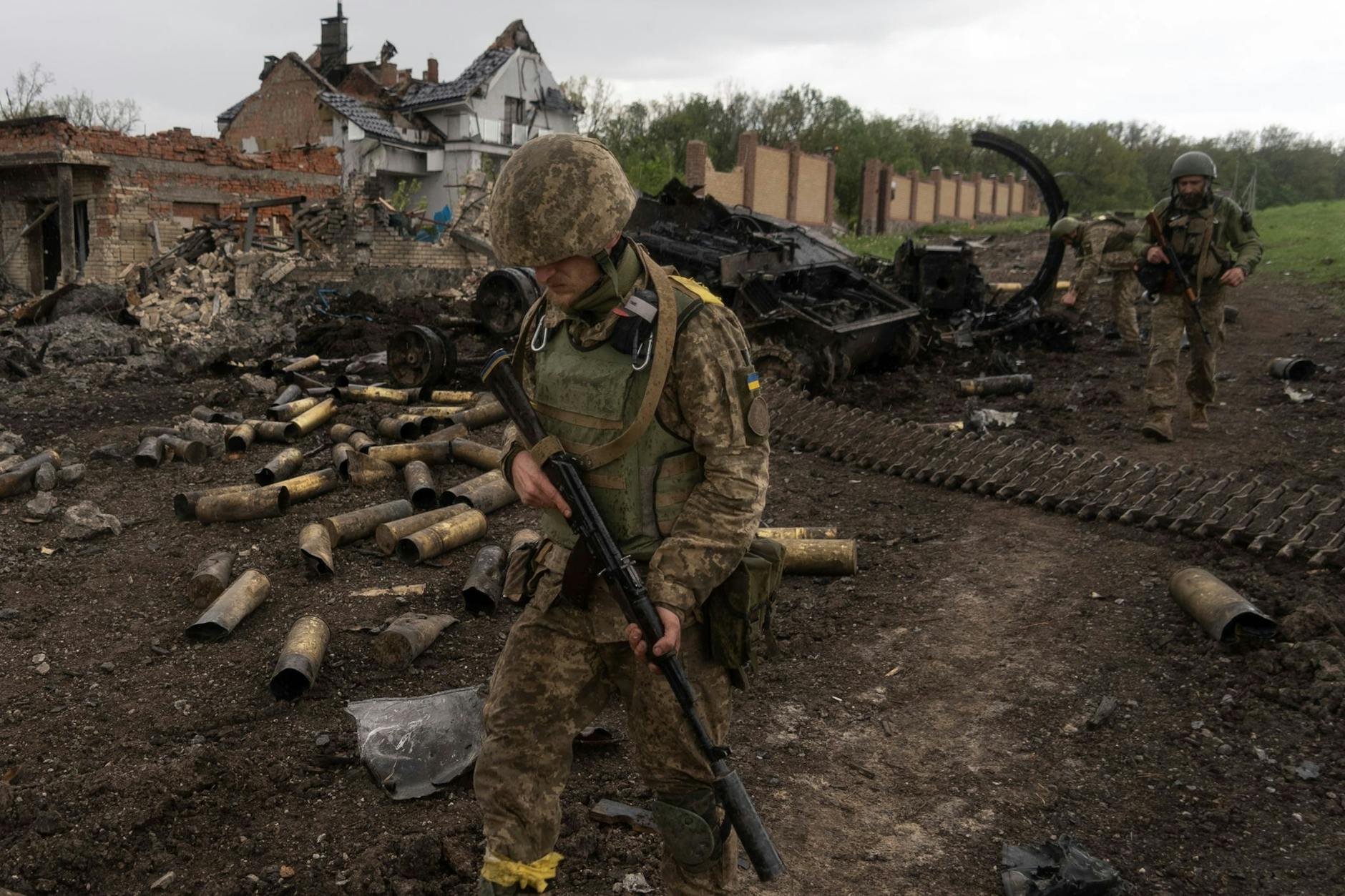 Ukrainische Soldaten in einem kürzlich zurückeroberten Dorf nördlich von Charkiw.