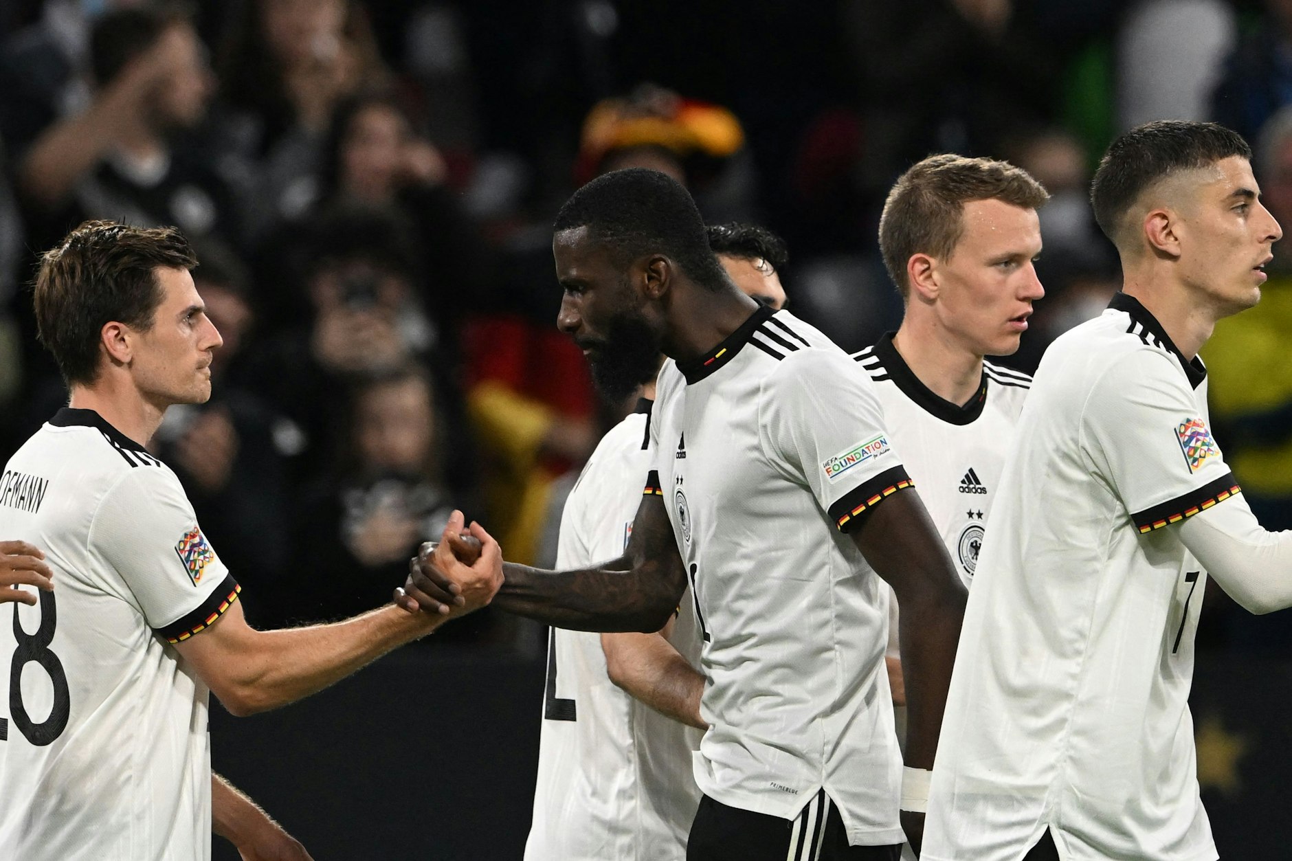 Jonas Hofmann feiert mit dem Team sein 1:0 in München.