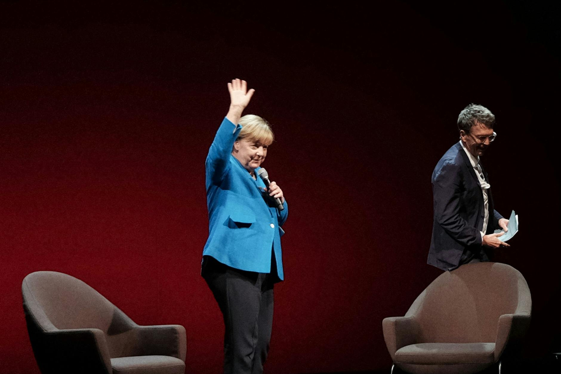 Angela Merkel verabschiedet sich vom Publikum.