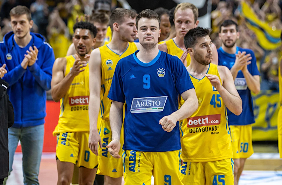 Jonas Mattisseck (M.) und das Team von Alba Berlin wissen noch nicht, gegen wen sie am Freitag im Finale um die deutsche Meisterschaft antreten müssen.