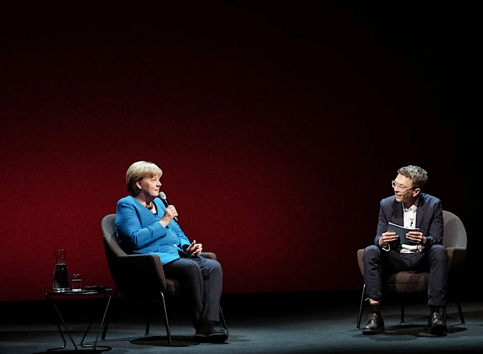 Merkel bei ihrem ersten Interview seit Ende ihrer Amtszeit im Berliner Ensemble mit dem Journalisten Alexander Osang