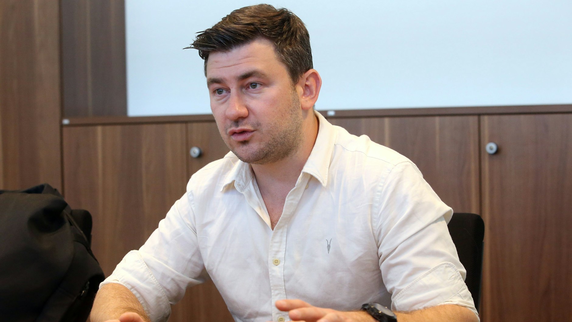 Der russische Schriftsteller Dmitry Glukhovsky während eines Interviews (Archivbild)