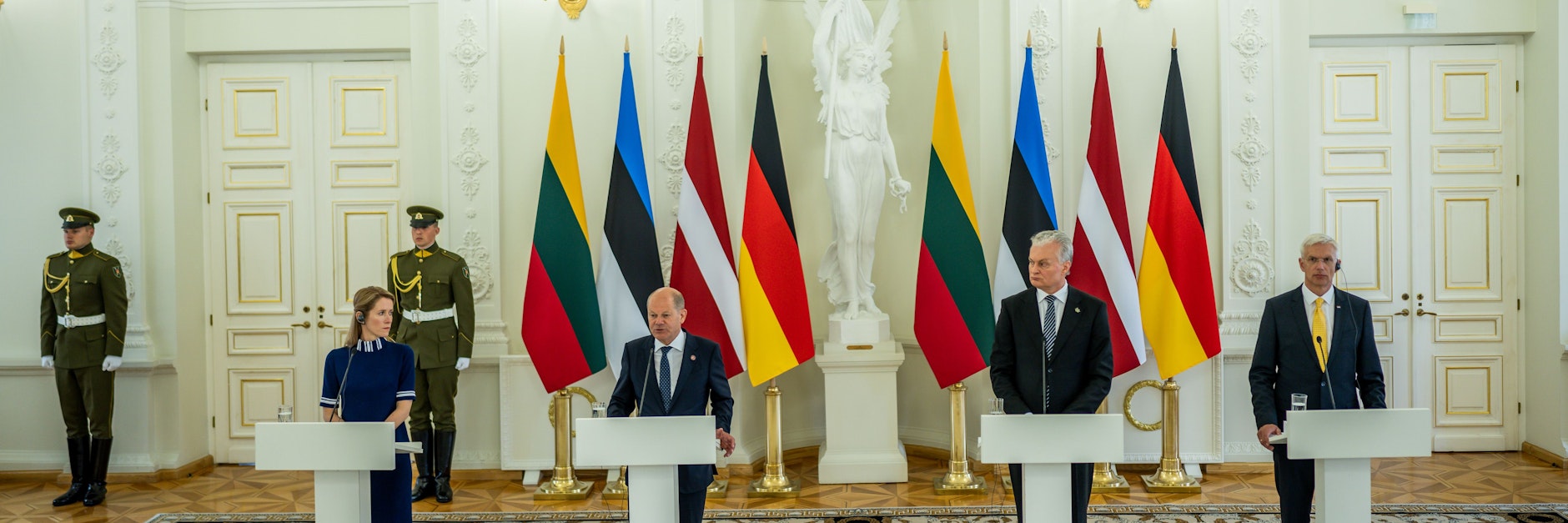 Nach den Gesprächen gaben die estnische Ministerpräsidentin Kaja Kallas, Olaf Scholz, Litauens Präsident Gitanas Nauseda und sein lettischer Kollege Arturs Krisjanis Karins eine Pressekonferenz. 