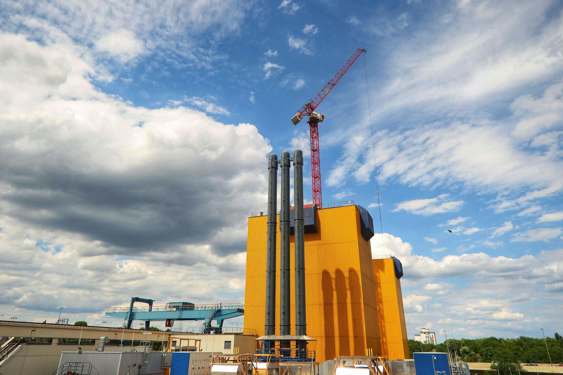 Kraftwerk Wilmersdorf. Ein Wahrzeichen verschwindet. Die drei kleineren Schornsteine werden bleiben.