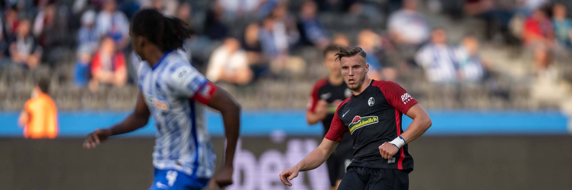 Stürmer Ermedin Demirovic vom SC Freiburg soll das Interesse von Hertha BSC geweckt haben.