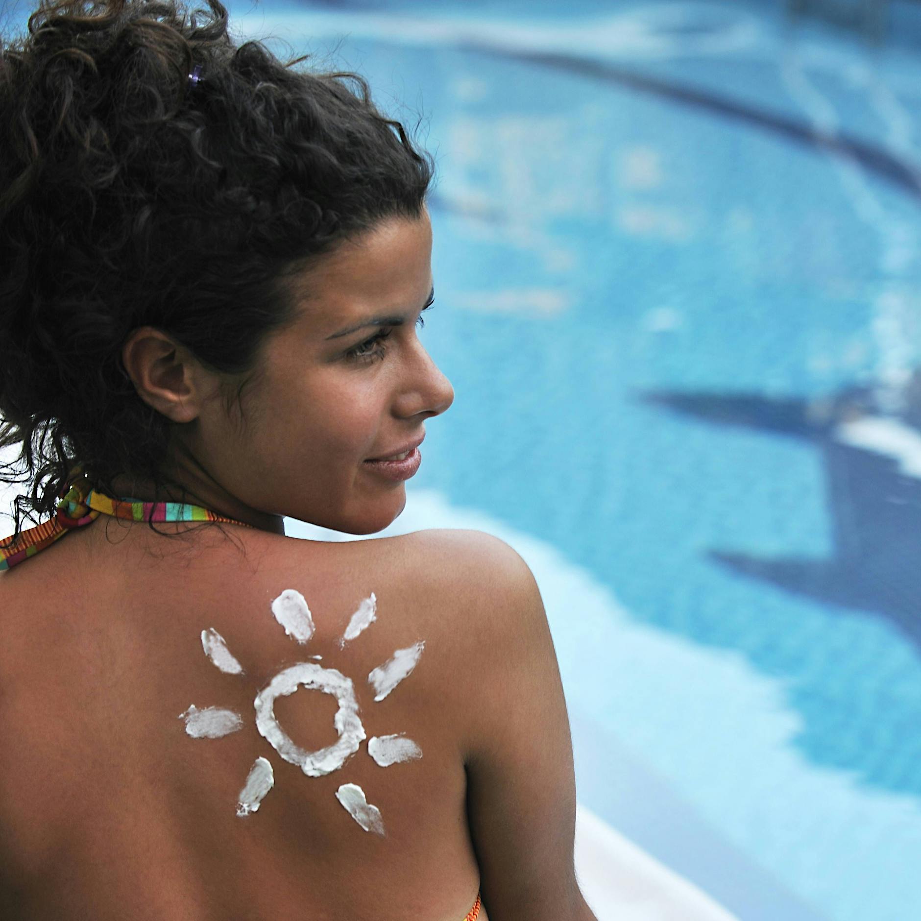 Alleine im Urlaub und trotzdem kein Sonnenbrand: Mit DIESEN Tricks können Sie sich Ihren Rücken selbst eincremen!