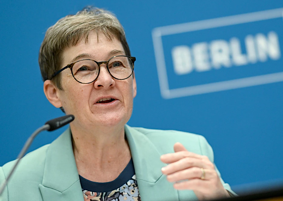 Berlins Gesundheitssenatorin Ulrike Gote (Grüne) spricht bei einer Pressekonferenz.  