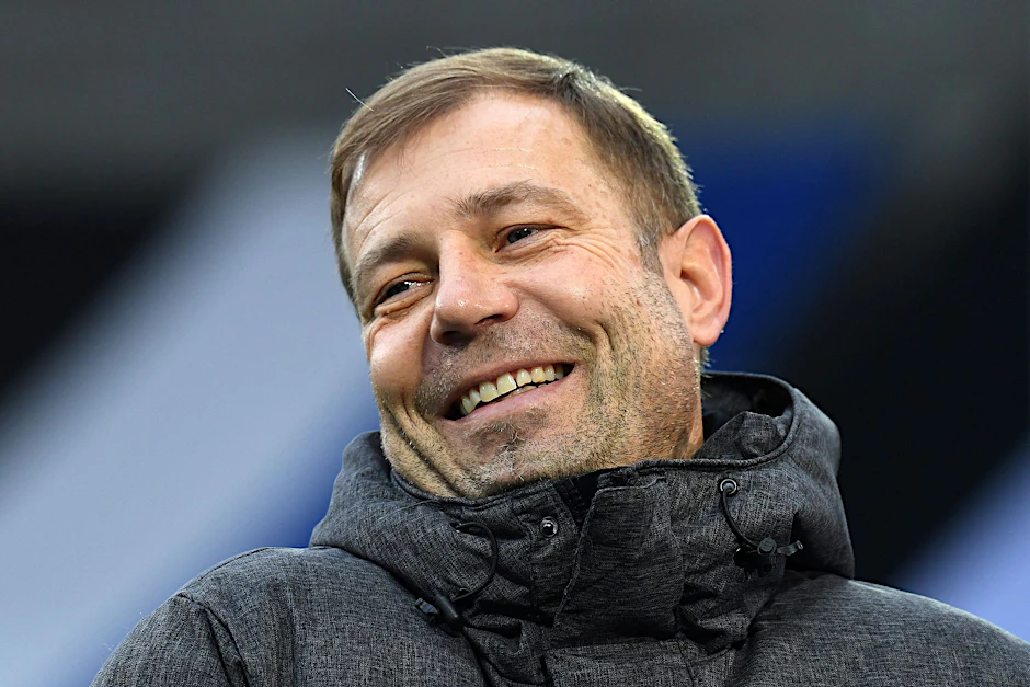 ARCHIV - Hat beim FC Schalke 04 einen Vertrag bis 2024 unterschrieben: Frank Kramer.   - WICHTIGER HINWEIS: Gemäß den Vorgaben der DFL Deutsche Fußball Liga bzw. des DFB Deutscher Fußball-Bund ist es untersagt, in dem Stadion und/oder vom Spiel angefertigte Fotoaufnahmen in Form von Sequenzbildern und/oder videoähnlichen Fotostrecken zu verwerten bzw. verwerten zu lassen.