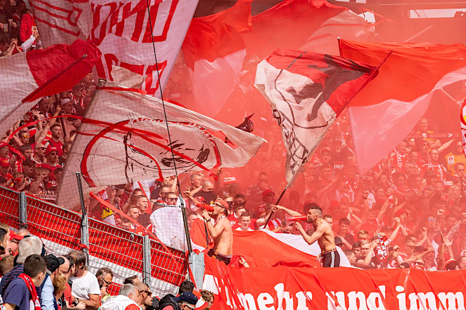 Union-Fans während des Spiels zwischen SC Freiburg und dem 1. FC Union Berlin am 07.05.2022 in Freiburg.