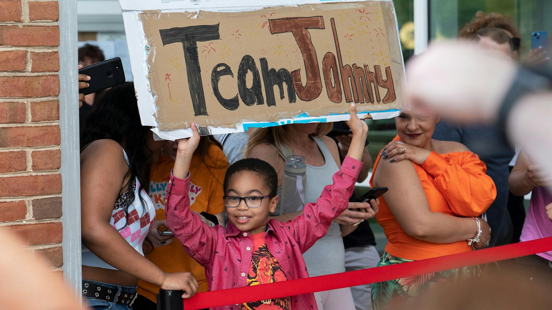 Der neunjährige Paul Nabinett hält ein Schild hoch, mit dem er Johnny Depp unterstützt.