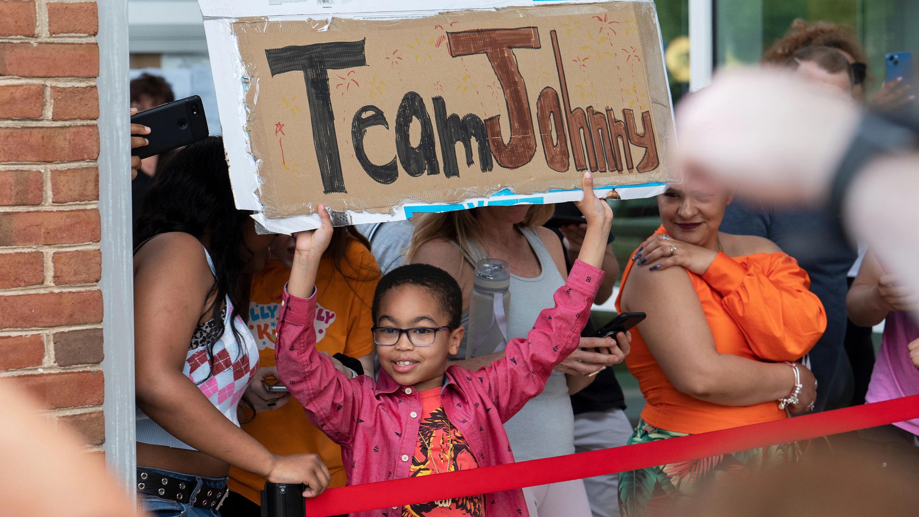 Der neunjährige Paul Nabinett hält ein Schild hoch, mit dem er Johnny Depp unterstützt.