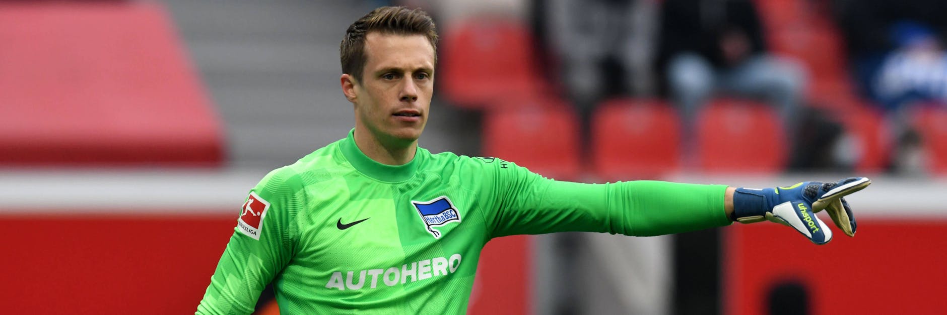 Gehen oder bleiben? Hertha-Torhüter Alexander Schwolow (30) hat in Berlin einen schweren Stand und wird von Schalke 04 umworben.