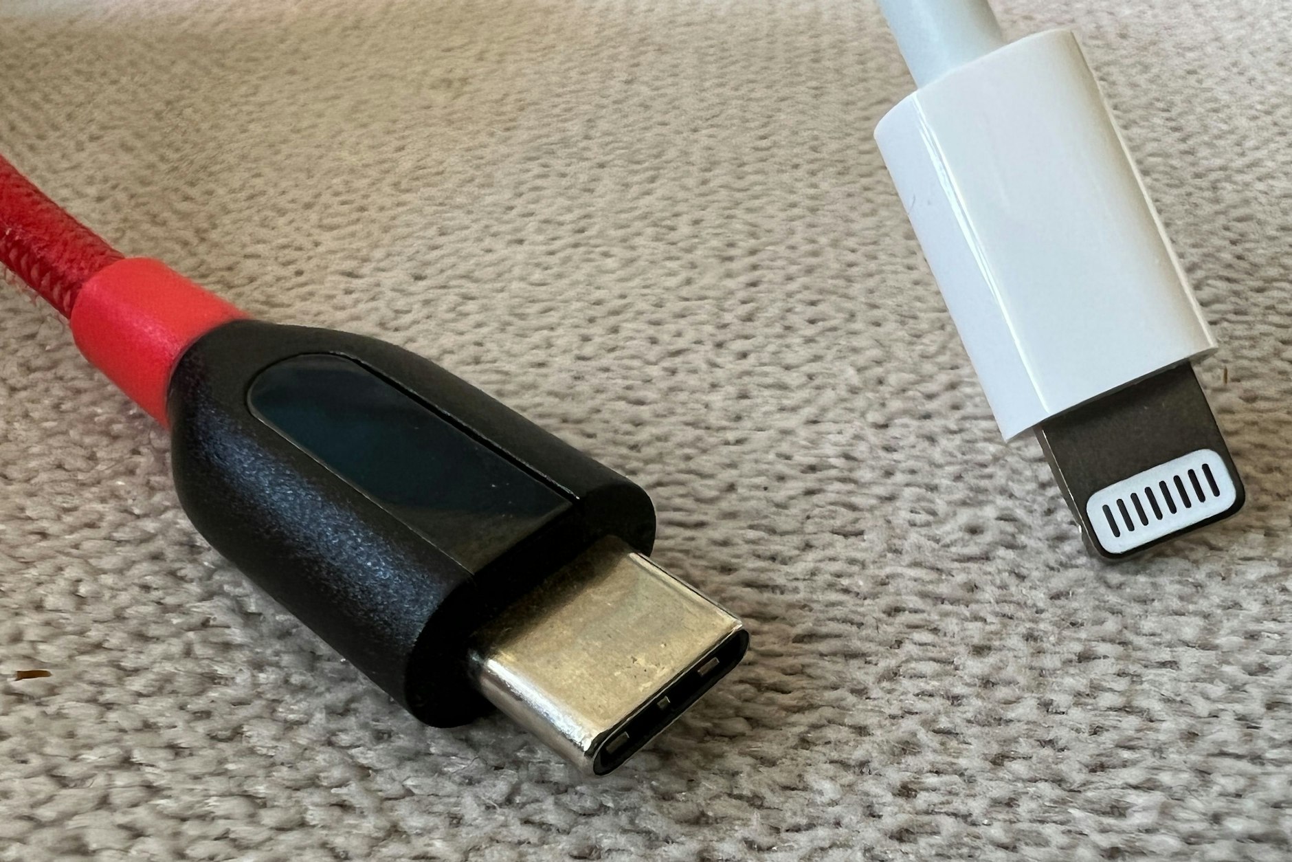 USB-C-Stecker (l.) und ein Lightning-Stecker von Apple (r.). Ab 2024 soll es einheitlich werden.