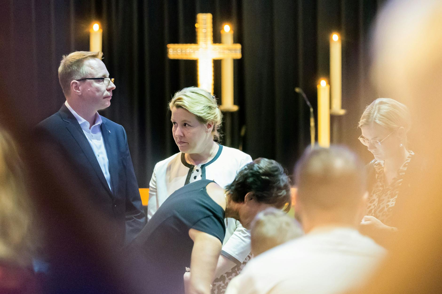 Berlins Regierende Bürgermeisterin Franziska Giffey (SPD, M), vor Beginn einer Gedenk-Andacht in der Kaiser-Wilhelm-Gedächtniskirche.