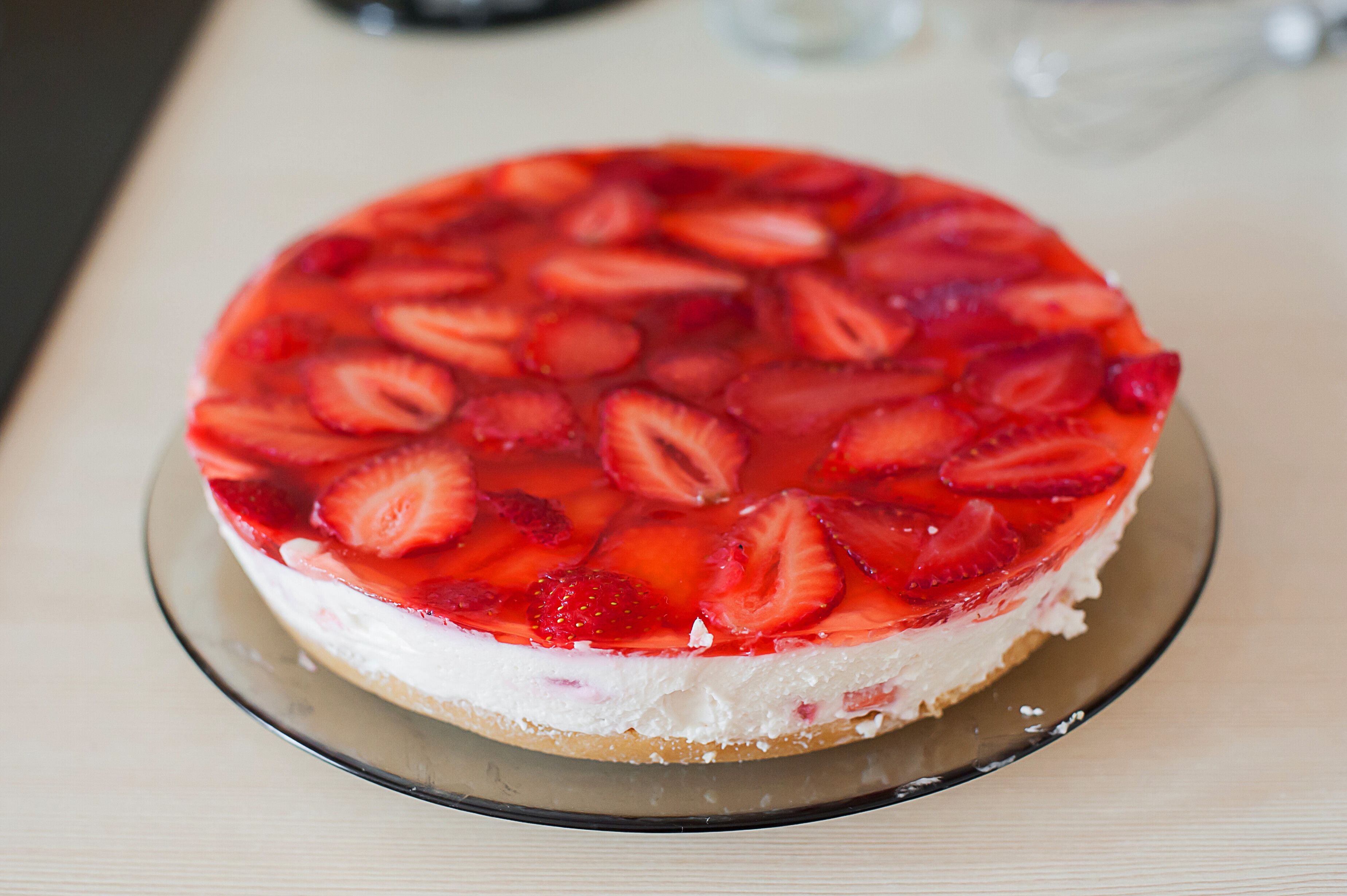 Frisch-fruchtig und so lecker! Tolles Rezept für Käsekuchen mit Erdbeeren – Erdbeerkuchen mal anders