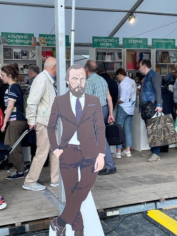 Fjodor Dostojewski als Pappfigur auf dem Bücherfestival auf dem Roten Platz in Moskau, Anfang Juni.
