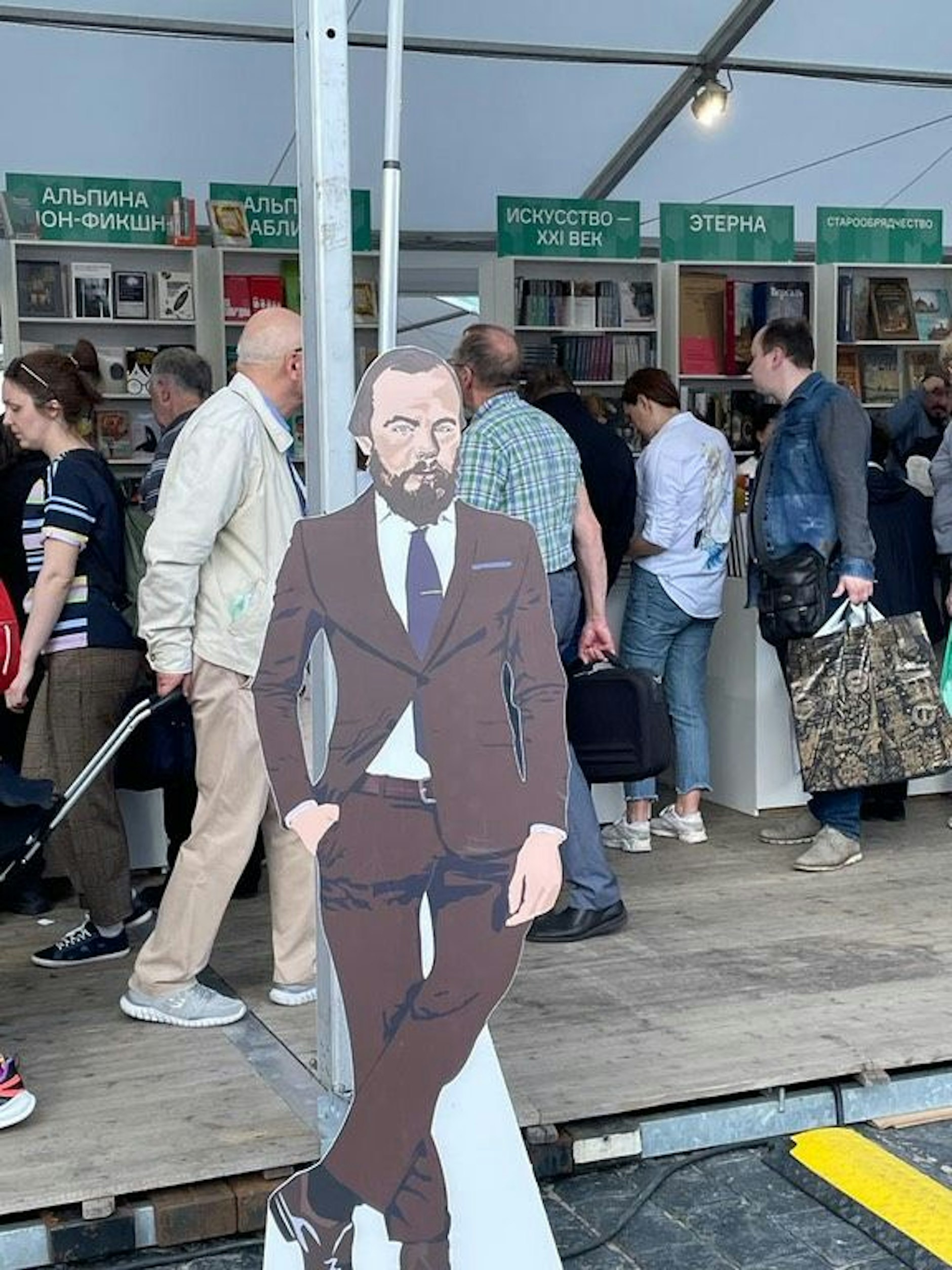 Fjodor Dostojewski als Pappfigur auf dem Bücherfestival auf dem Roten Platz in Moskau, Anfang Juni.