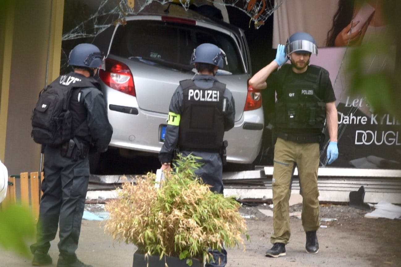 Der Renault Clio, an dessen Steuer der Täter während der Tat gesessen hatte