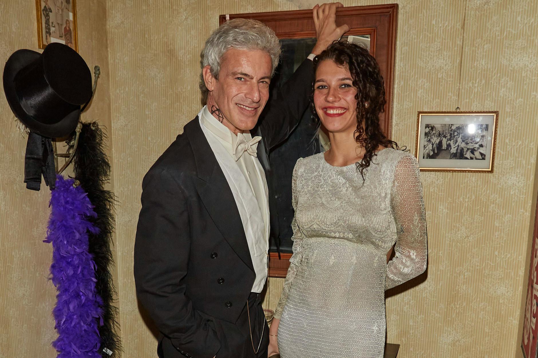 Schauspieler Gedeon Burkhard mit seiner Lebensgefährtin Sascha Veduta. Sie kommt aus der Ukraine.