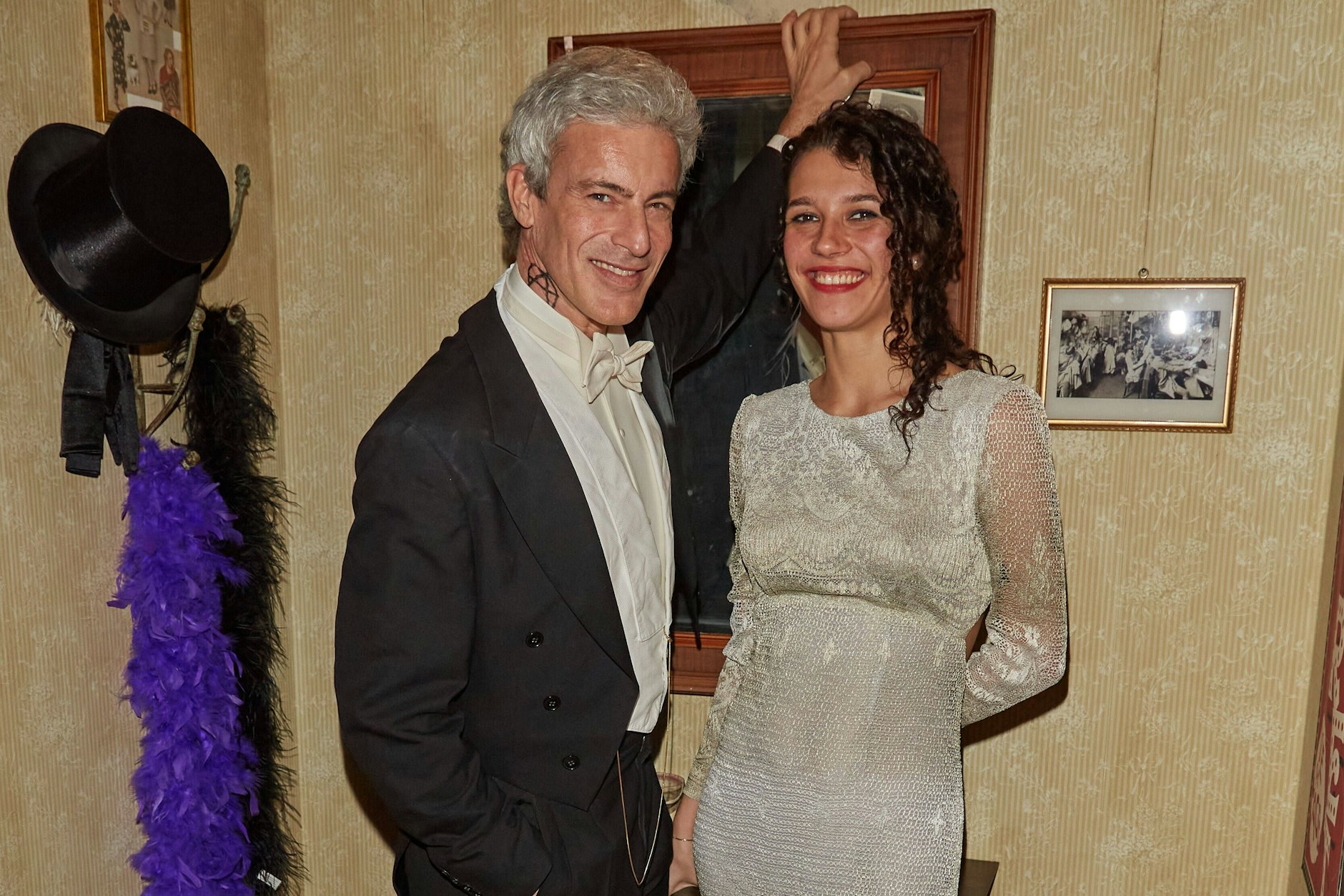 Schauspieler Gedeon Burkhard mit seiner Lebensgefährtin Sascha Veduta. Sie kommt aus der Ukraine.