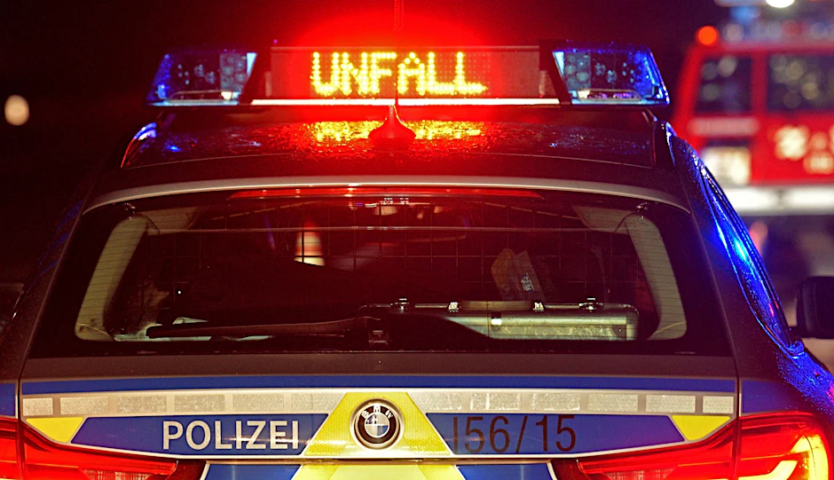 ARCHIV - Ein Streifenwagen der Polizei steht an einer Unfallstelle.  