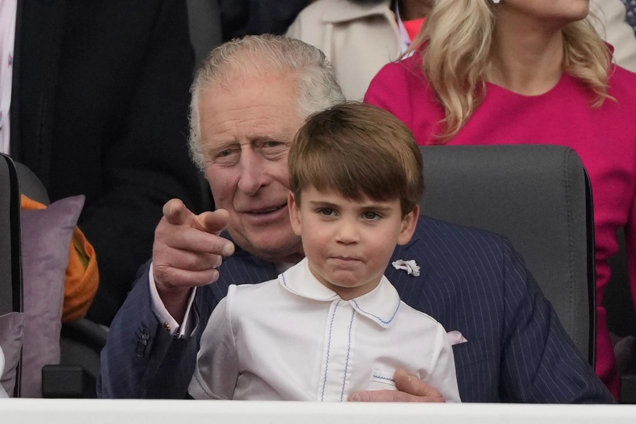 Bei Opa auf dem Schoß: Prinz Louis und Prinz Charles.  