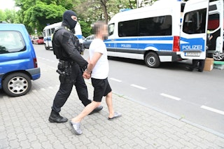 Drogenrazzia: Verhaftete in Latschen abgeführt, Heroin im Schwimmbad gefunden