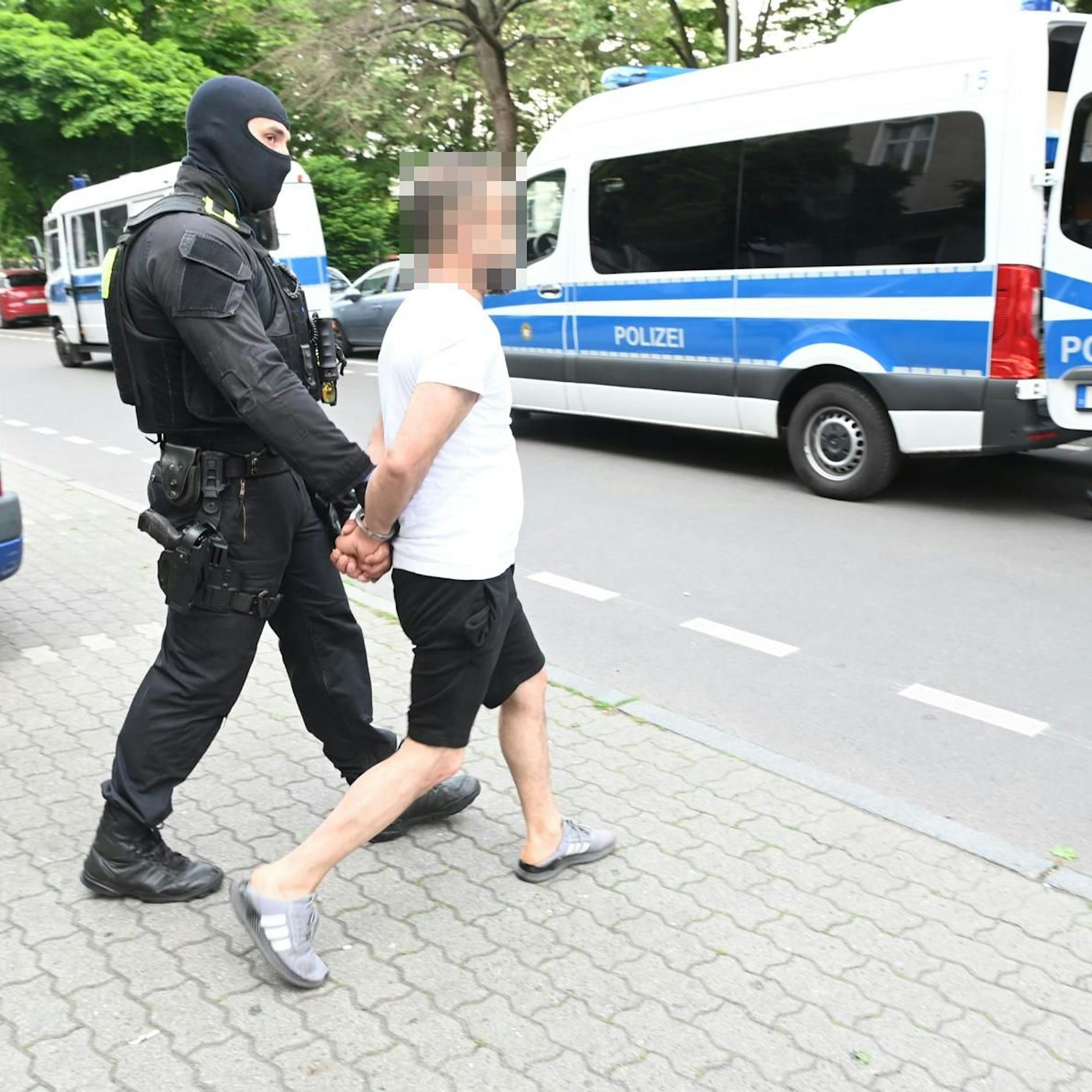 Drogenrazzia: Verhaftete in Latschen abgeführt, Heroin im Schwimmbad gefunden