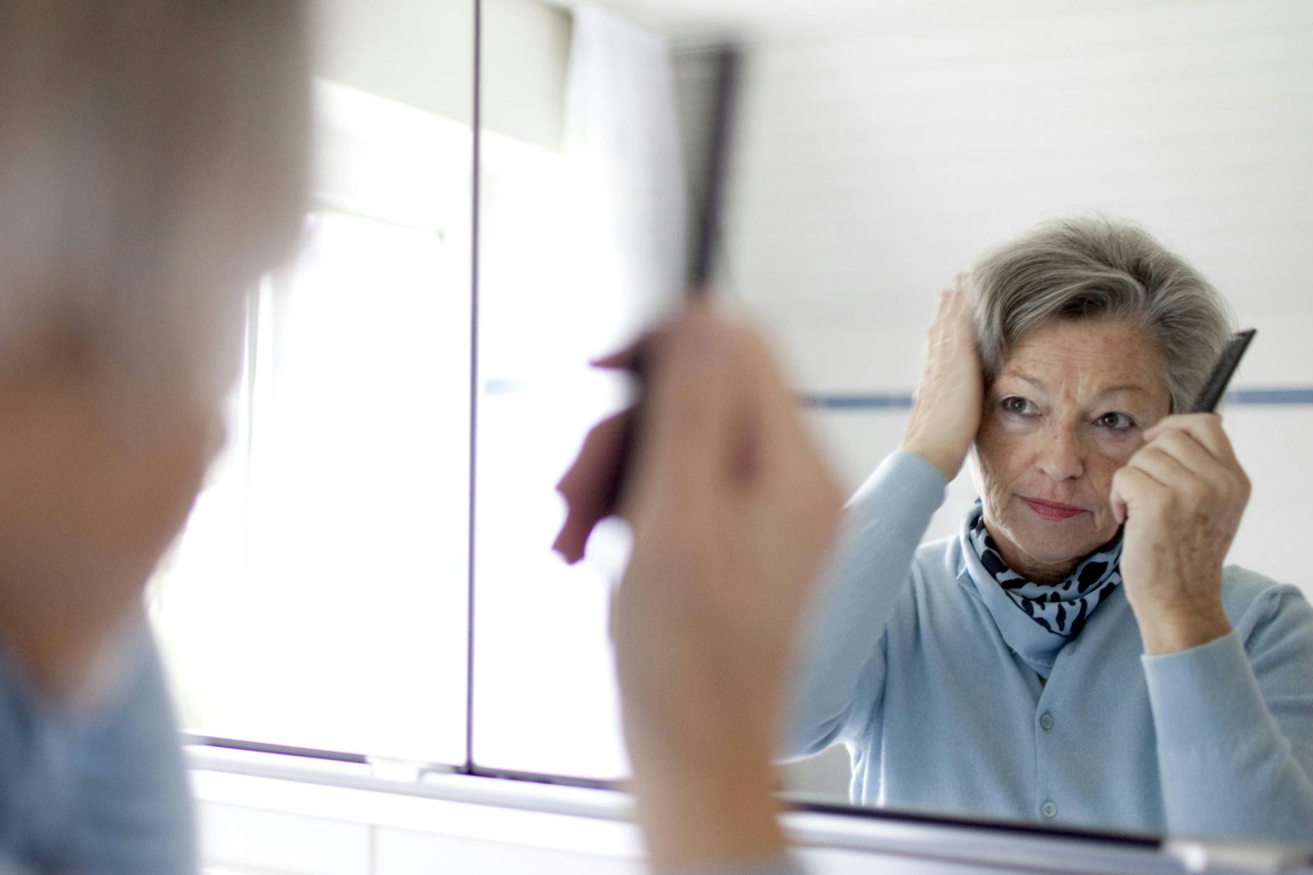 Je älter wir werden, desto grauer werden die Haare – es sei denn, man kaschiert das.