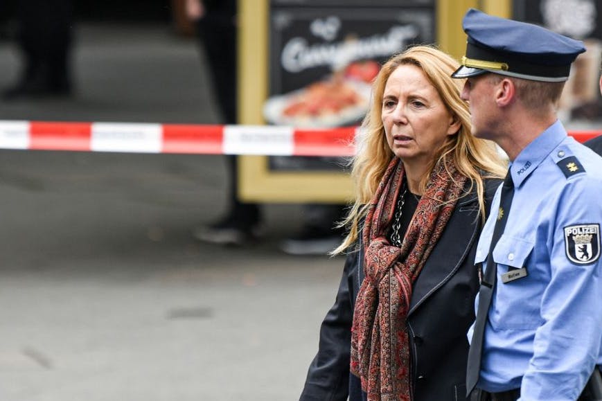 Polizeipräsidentin Barbara Slowik (l.) kommt nach einem Zwischenfall zum Einsatzort.