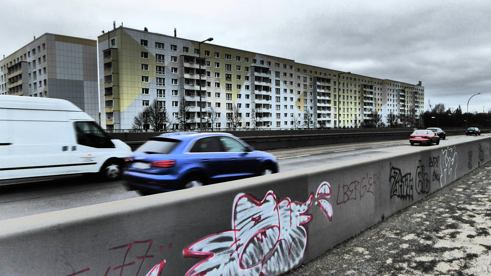 Bloß von hier weg, so weit wie möglich: Gleich wird die Prenzlauer Promenade zur Autobahn.