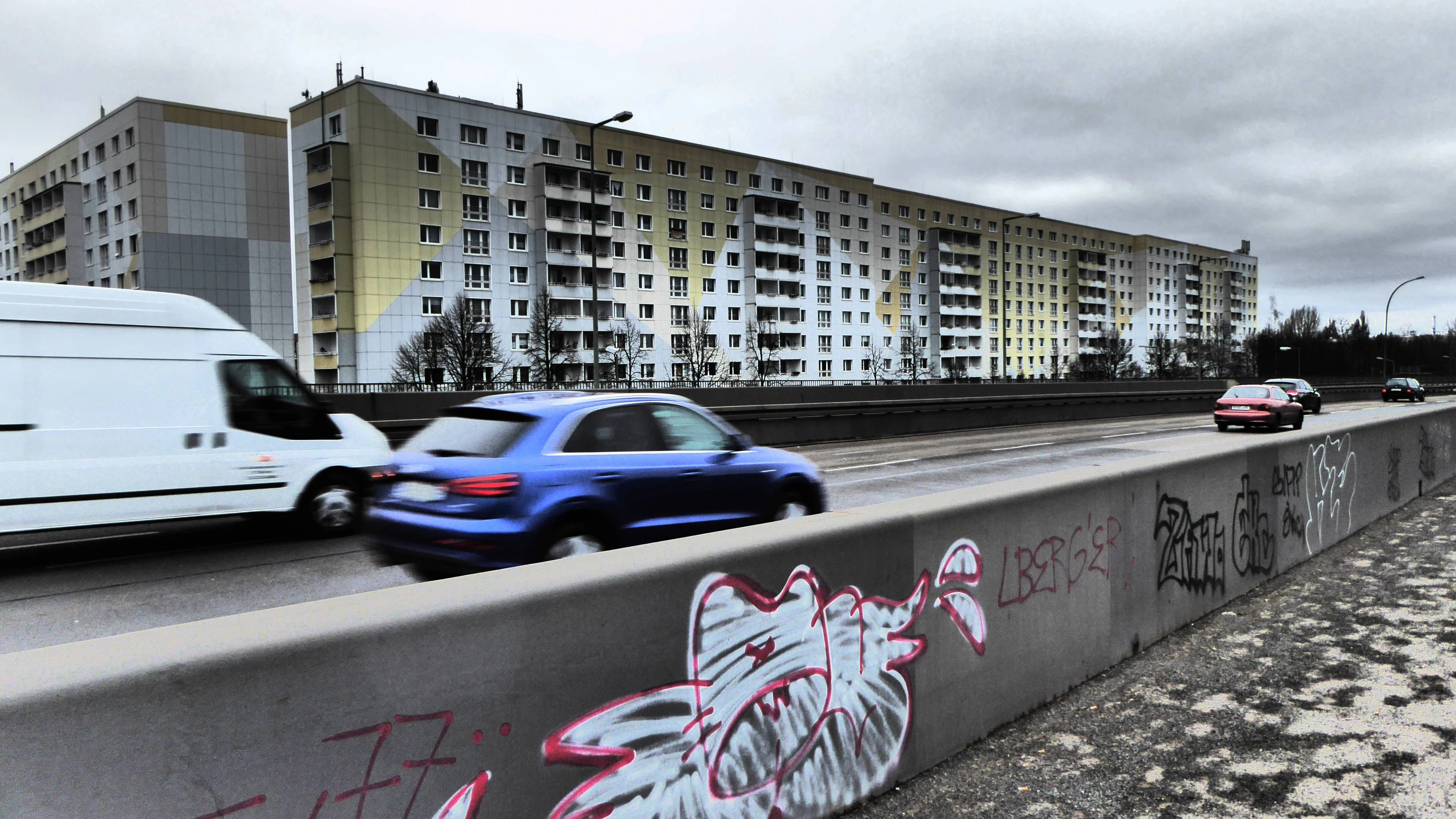 Bloß von hier weg, so weit wie möglich: Gleich wird die Prenzlauer Promenade zur Autobahn.