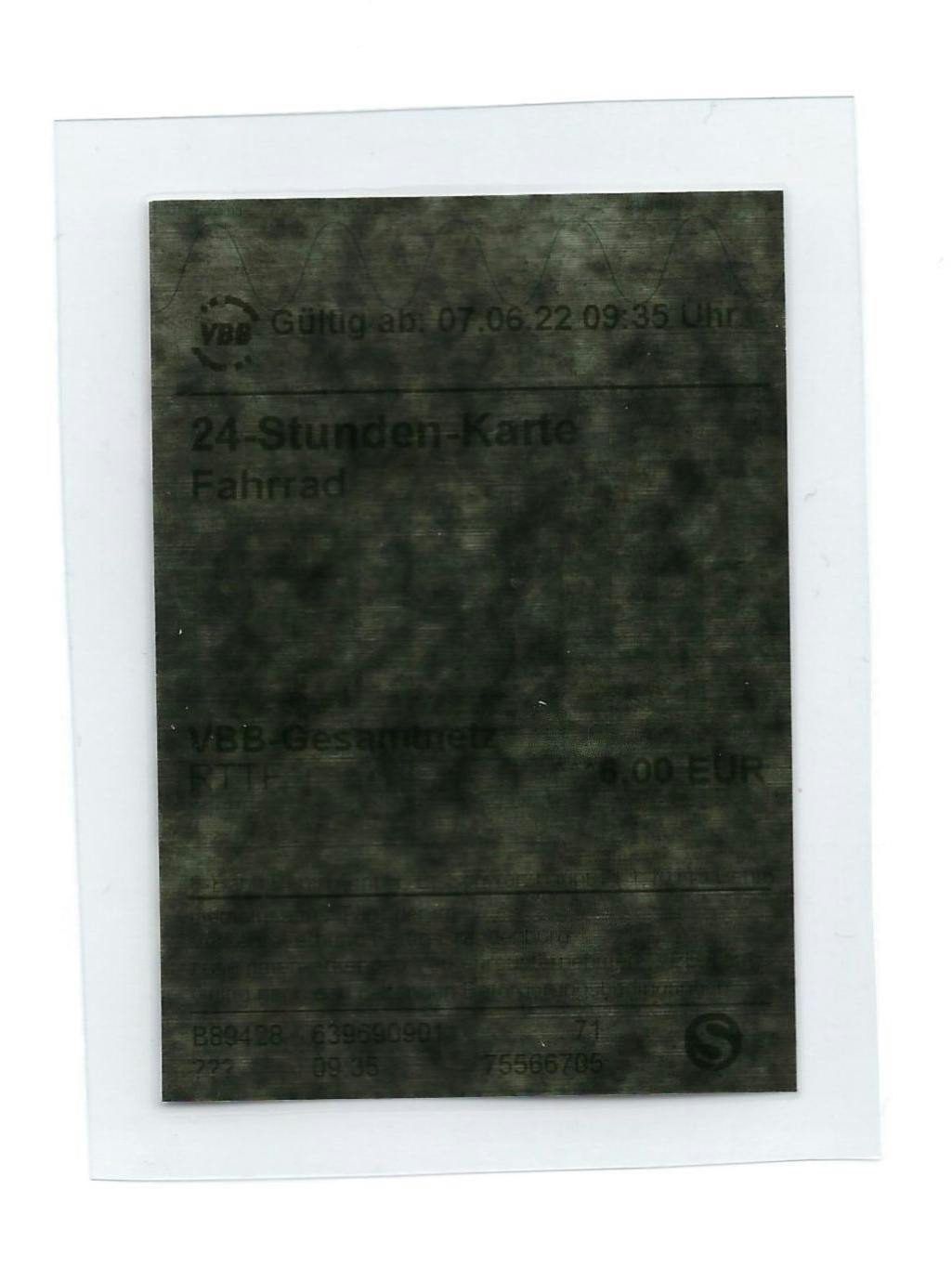 Die Hitze beim Laminieren macht das Ticket ungültig - KURIER hat es mit einem Fahrschein ausprobiert.