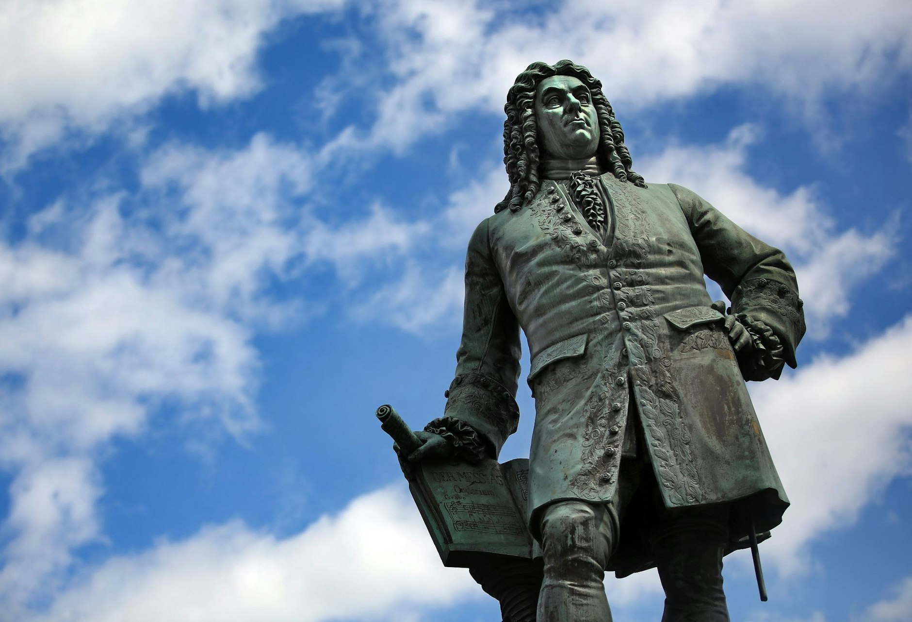 ARCHIV - Das Denkmal von Georg Friedrich Händel in Halle. Der Komponist schuf eine Krönungshymne.  