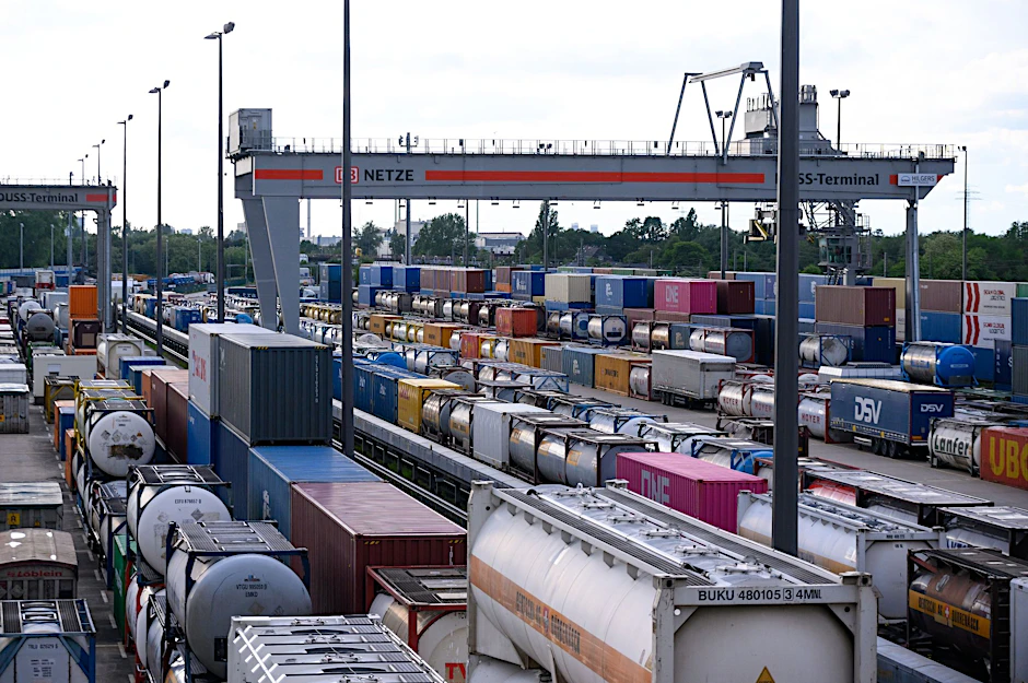 ARCHIV - Die deutsche Industrie bekommt weniger Aufträge.  