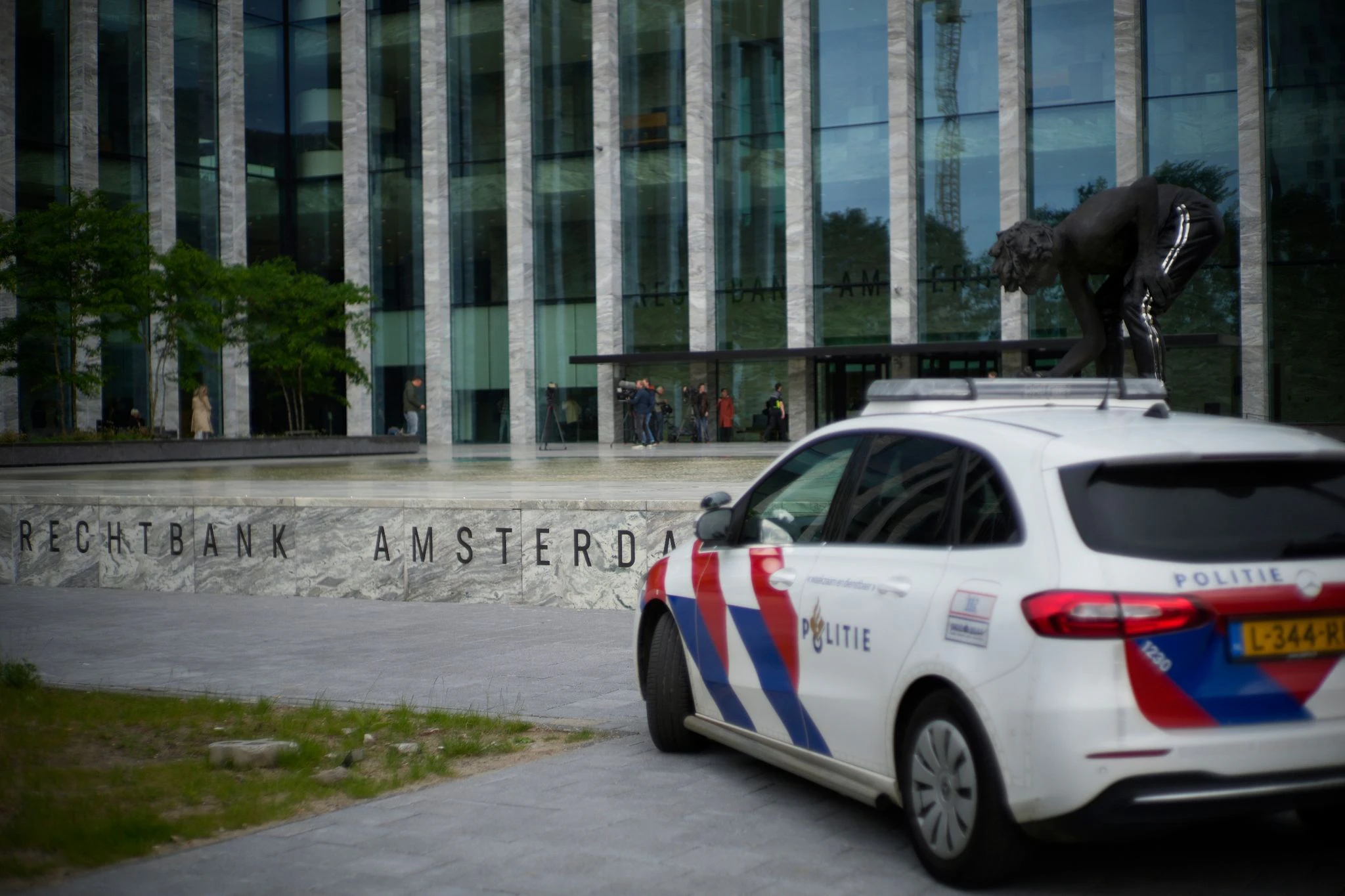 Ein Polizeiauto vor dem Gericht, in dem der Prozess gegen die mutmaßlichen Täter im Mord  am niederländischen Journalisten Peter R. de Vries verhandelt wird.  