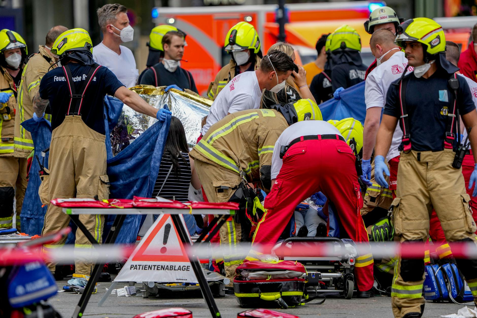 Berlin-Charlottenburg am Mittwoch: Rettungskräfte versorgen einen Verletzten.