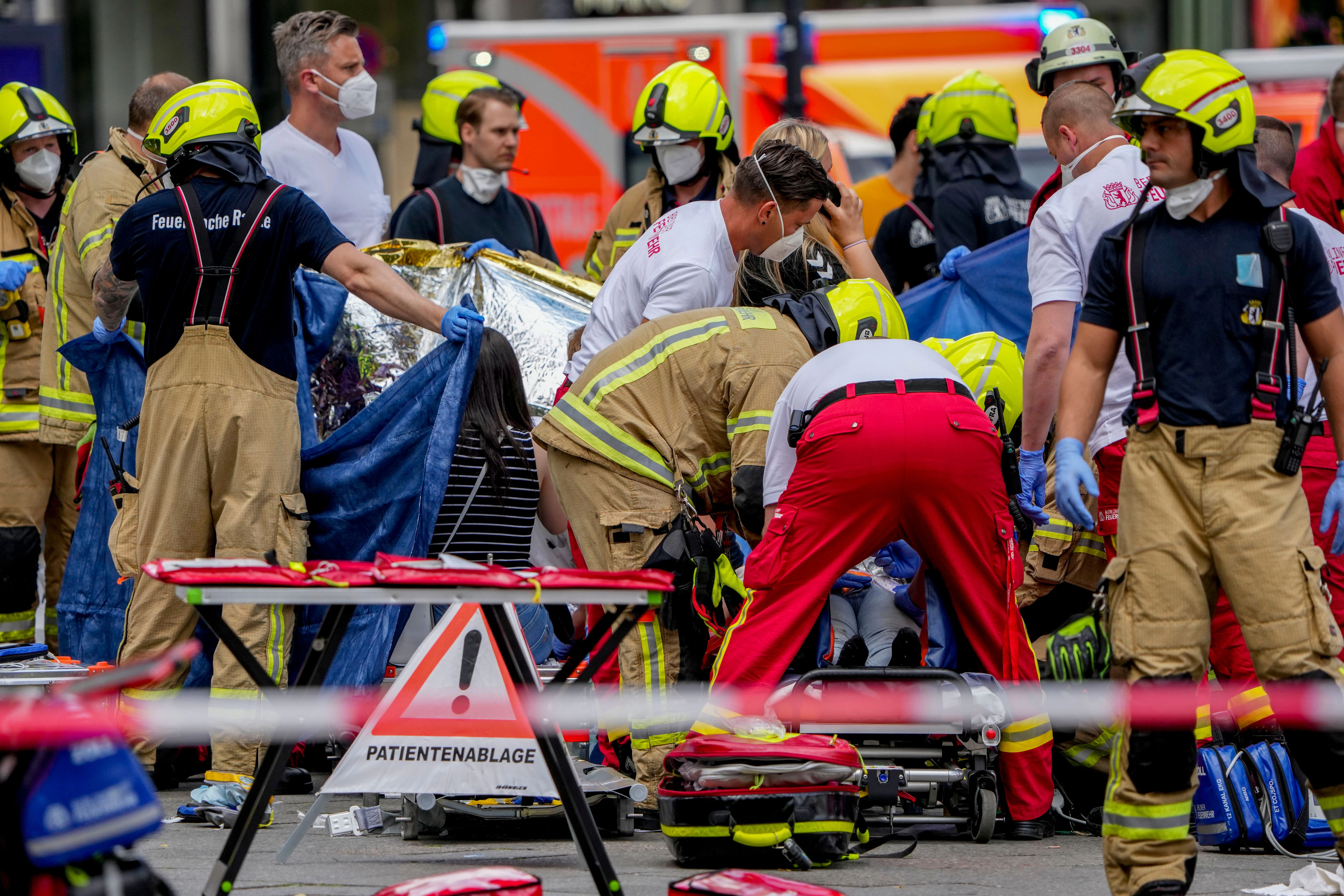 Berlin-Charlottenburg am Mittwoch: Rettungskräfte versorgen einen Verletzten.