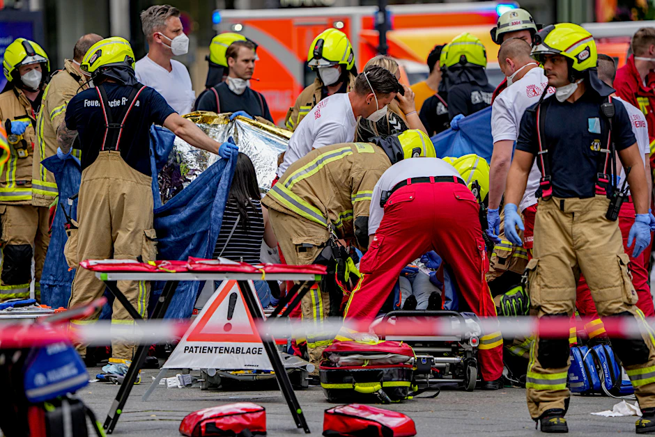 Rettungskräfte helfen Verletzten in Berlin am Breitscheidplatz.