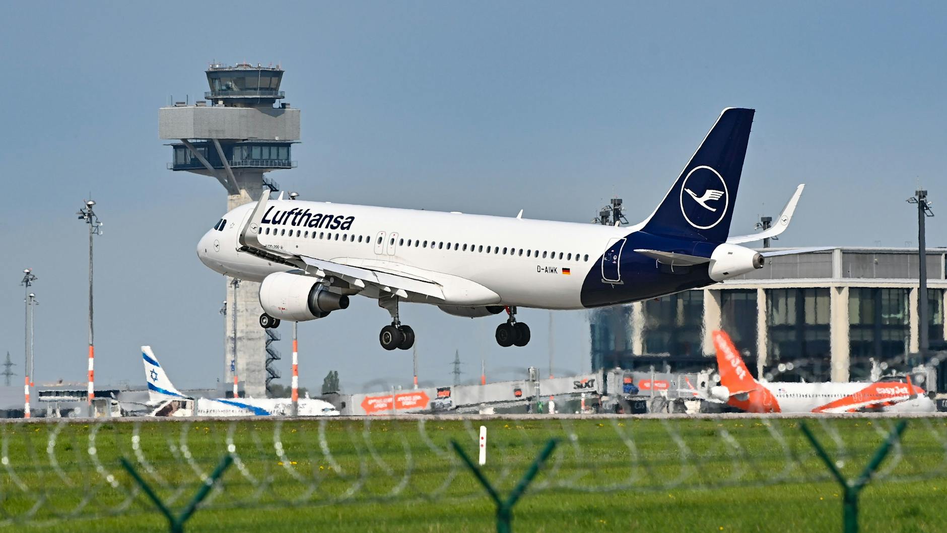 Eine Lufthansa-Maschine am BER in Berlin