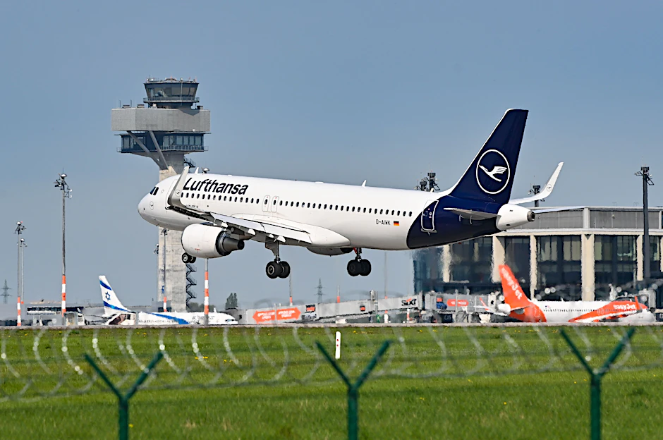 Eine Lufthansa-Maschine am BER in Berlin