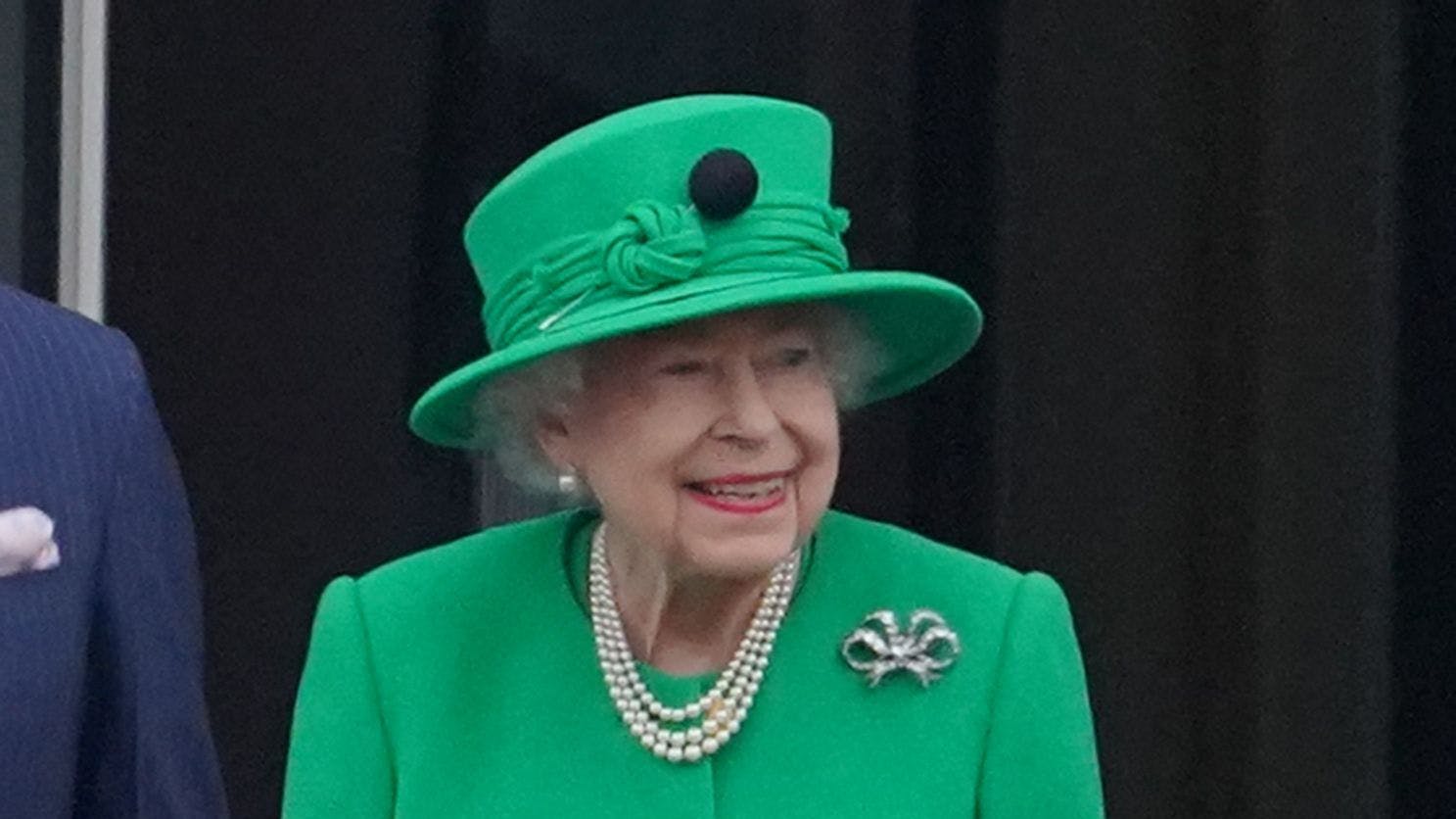 Königin Elizabeth II. zeigt sich noch mal auf dem Balkon des Buckingham Palastes.