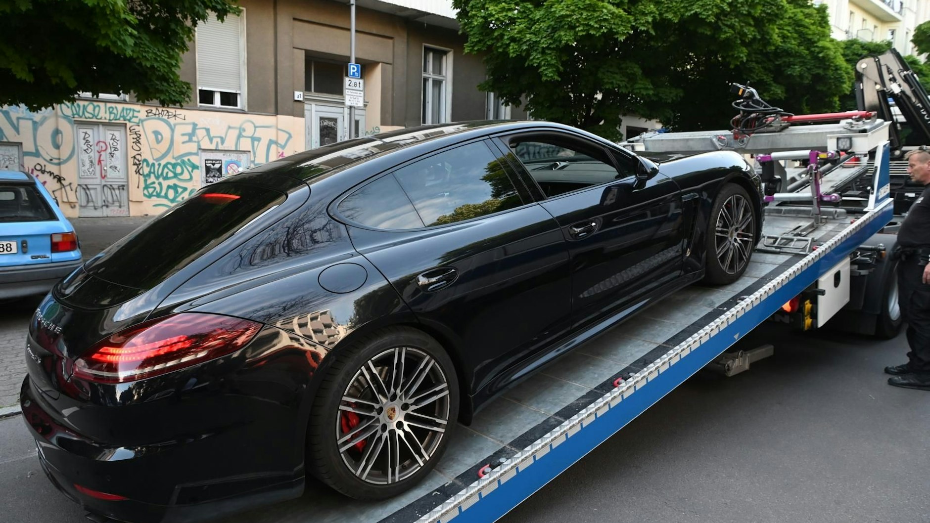 Weg war er: In der Bülowstraße beschlagnahmte die Polizei diesen Porsche Panamera.